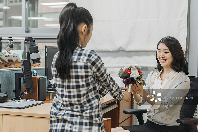 女学生给老师献花图片素材