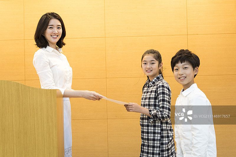 老师在礼堂给学生颁奖图片素材