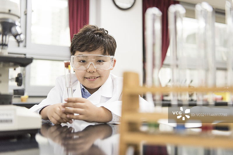 在学校实验室做科学实验的男孩图片素材