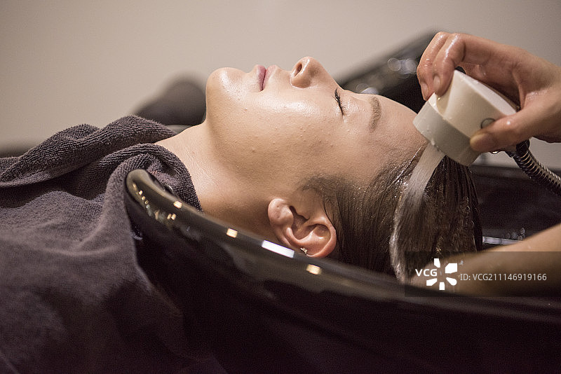 在美发沙龙洗头的女人图片素材