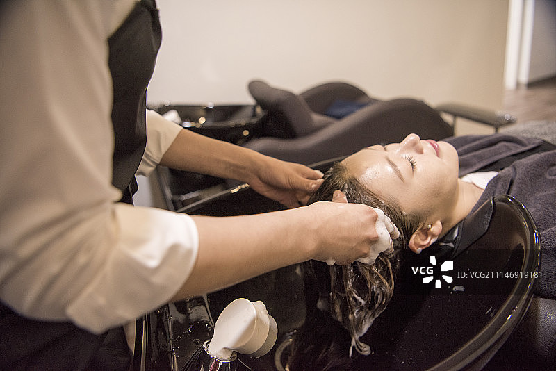 在美发沙龙洗头的女人图片素材