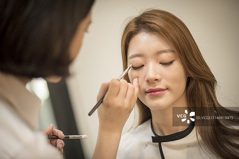 女子化妆图片素材