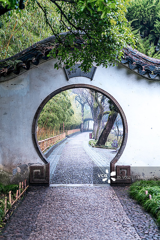 苏州园林内的墙和小路图片素材