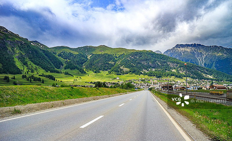 瑞士风情小镇公路图片素材