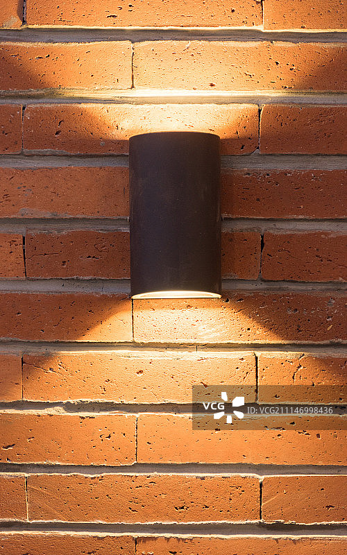 墙壁上的现代清洁能源照明设备图片素材