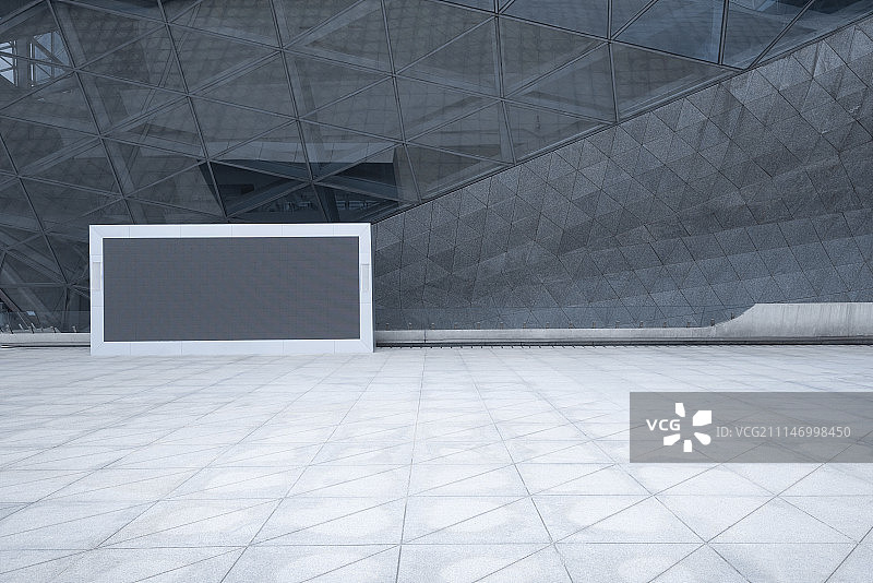 竖立着电子广告牌的现代城市广场背景图图片素材