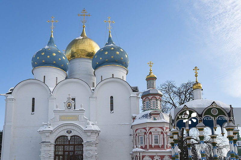 谢尔盖三圣大修道院圣母升天教堂与圣水池图片素材