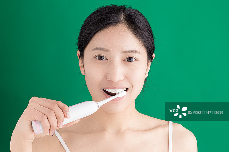 刷牙的女孩图片素材