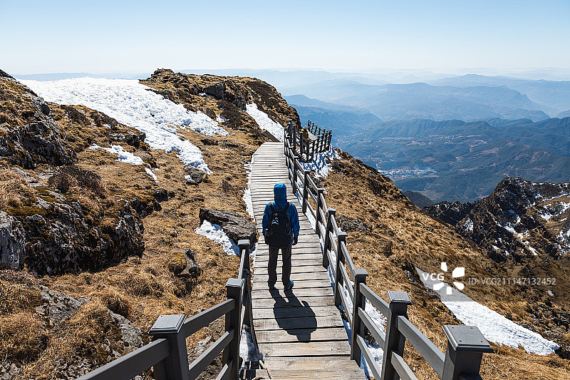 山顶徒步男性背影图片素材