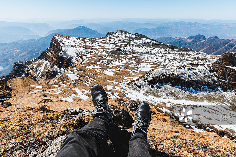 山顶第一视角俯视图片素材