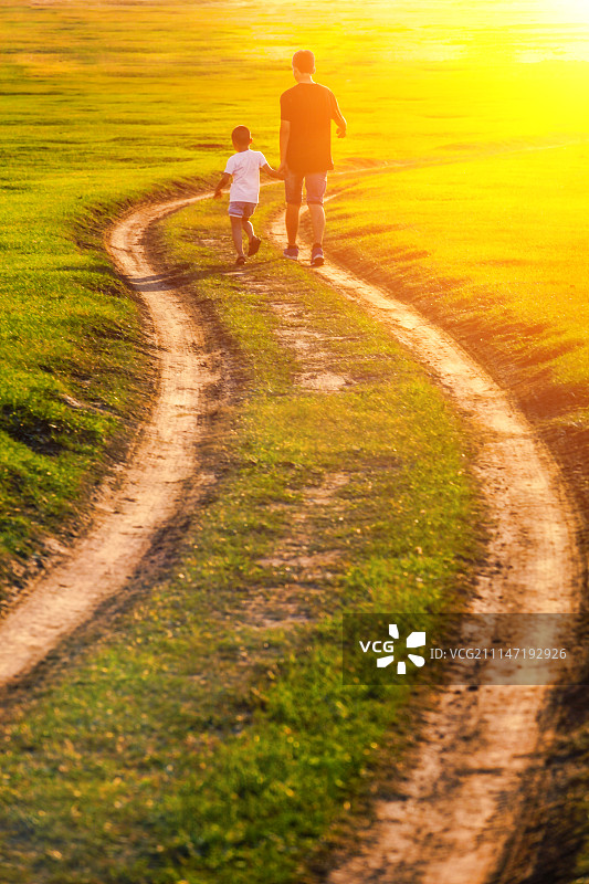 夕阳下的草原小路图片素材