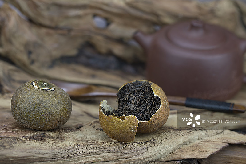 木头上的新会特产柑普茶图片素材