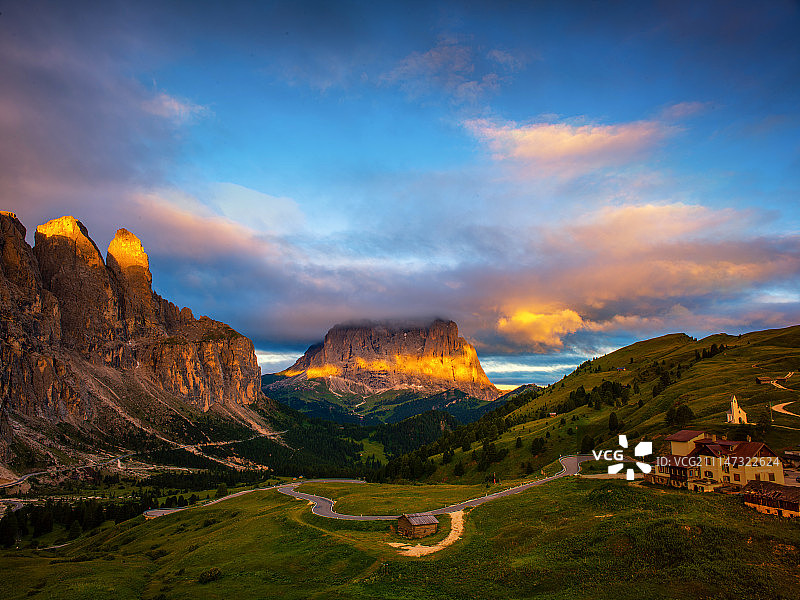 多洛米蒂山区的日出图片素材