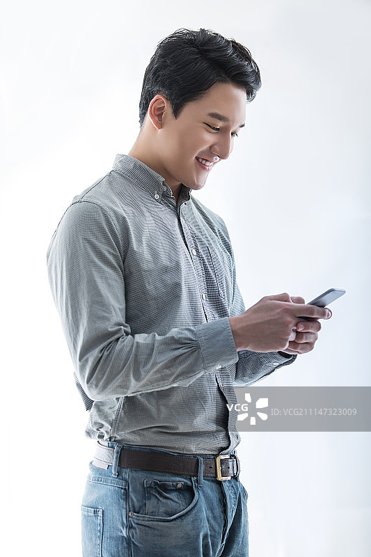 年轻商务男子使用手机图片素材