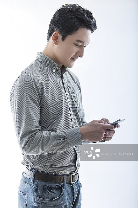 年轻商务男子使用手机图片素材