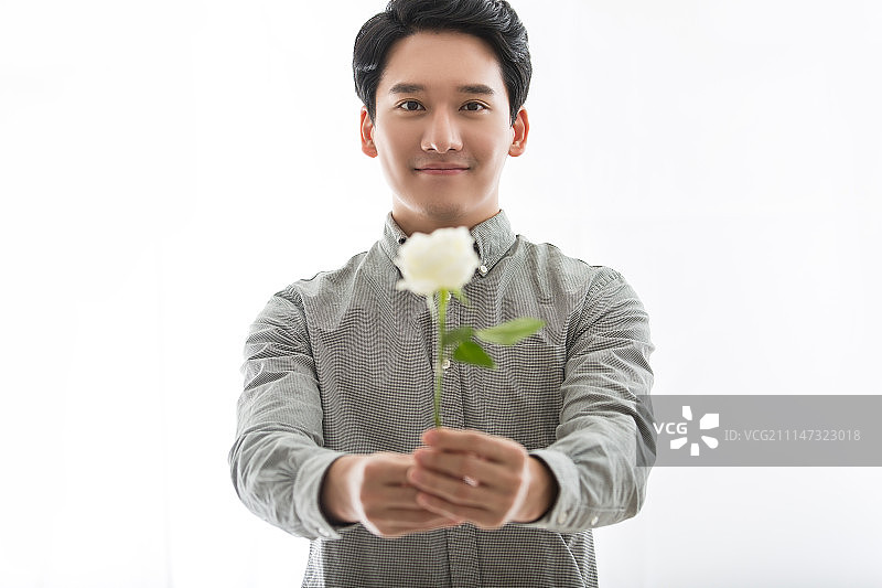 年轻男士手拿玫瑰花图片素材