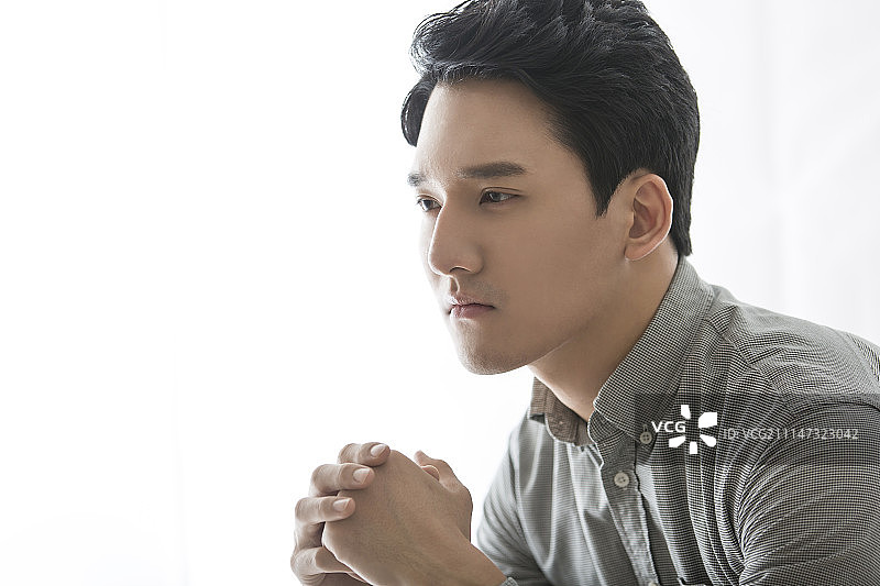 商务男士在思考图片素材