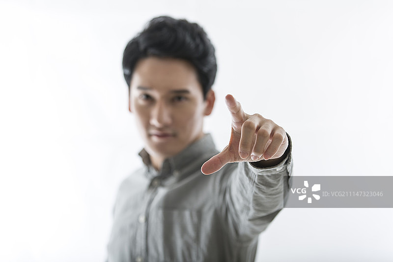 做手势的年轻男子图片素材