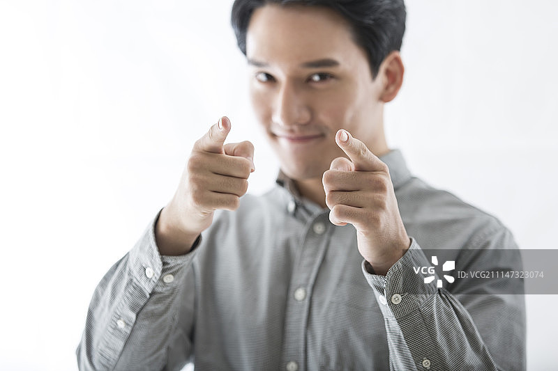 做手势的年轻男子图片素材
