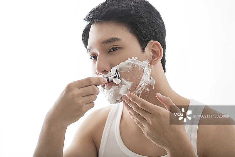 青年男人剃胡子图片素材