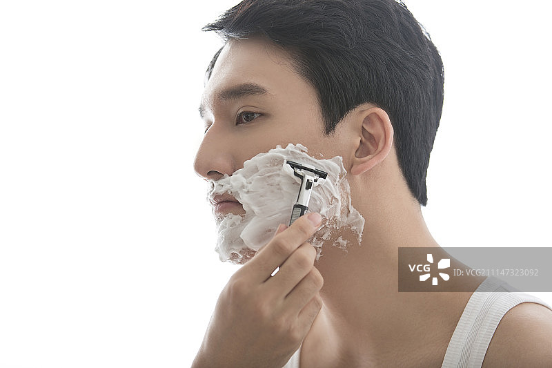 青年男人剃胡子图片素材