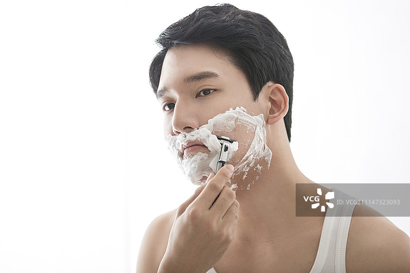 青年男人剃胡子图片素材