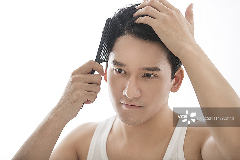 整理发型的年轻男士图片素材
