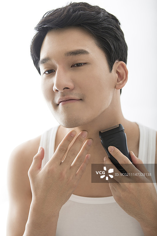 青年男人剃胡子图片素材