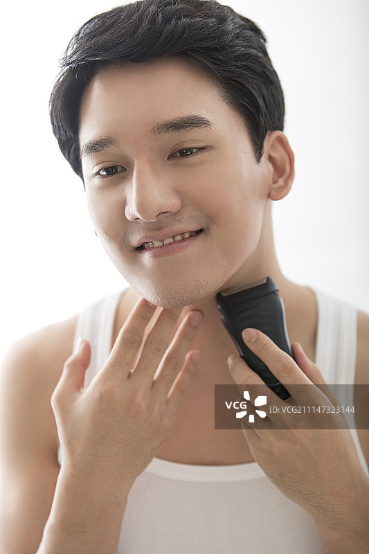 青年男人剃胡子图片素材