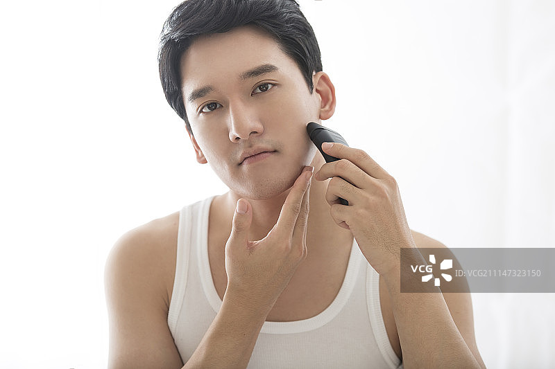 青年男人剃胡子图片素材