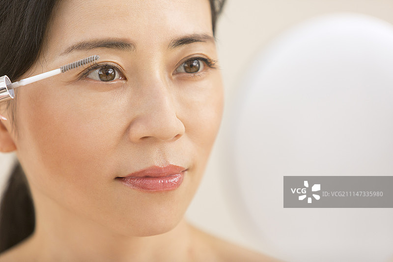 女人涂睫毛膏图片素材