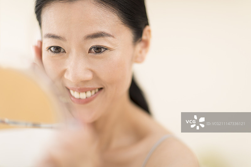 照镜子的女人图片素材