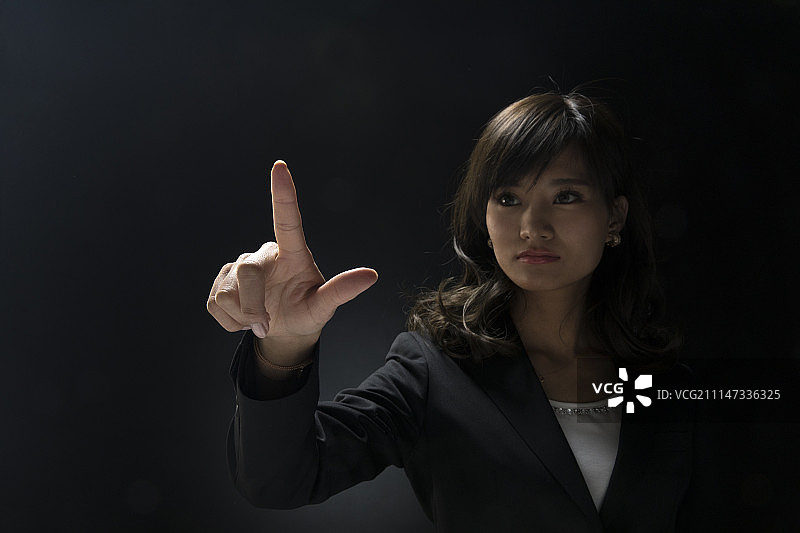 女商人向上指图片素材