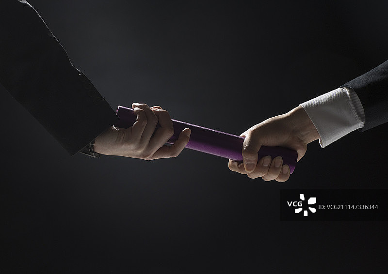 商人传递接力棒的手图片素材
