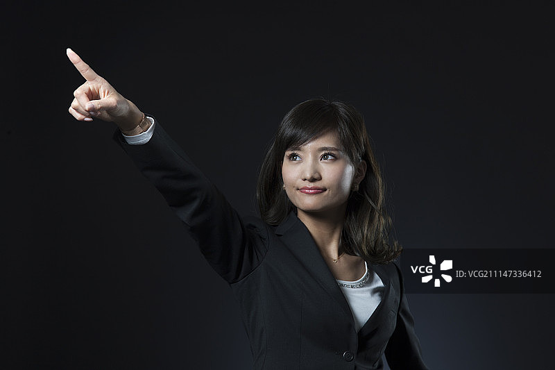 女商人用手指指向图片素材