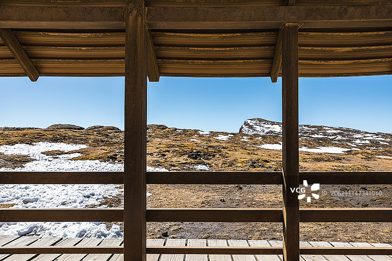 轿子雪山山顶木屋视角图片素材