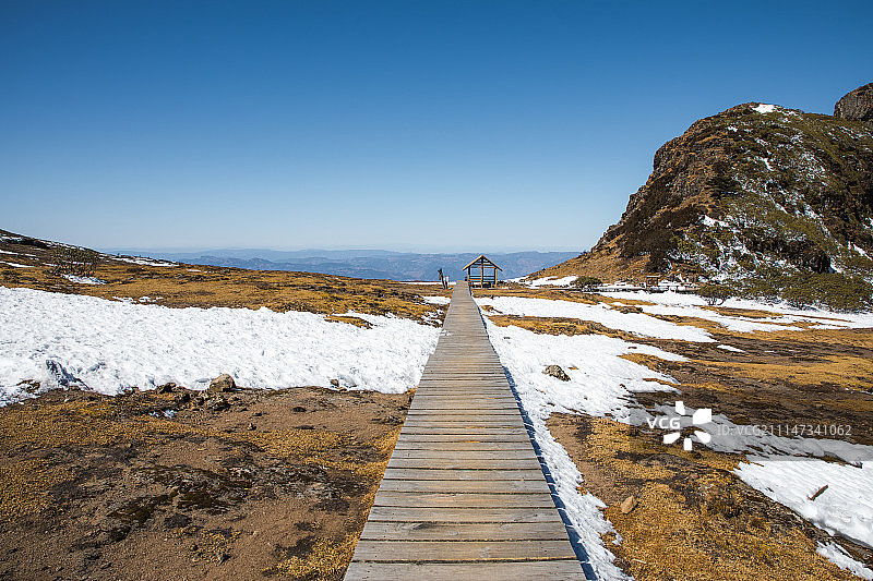 轿子雪山栈道与木屋图片素材