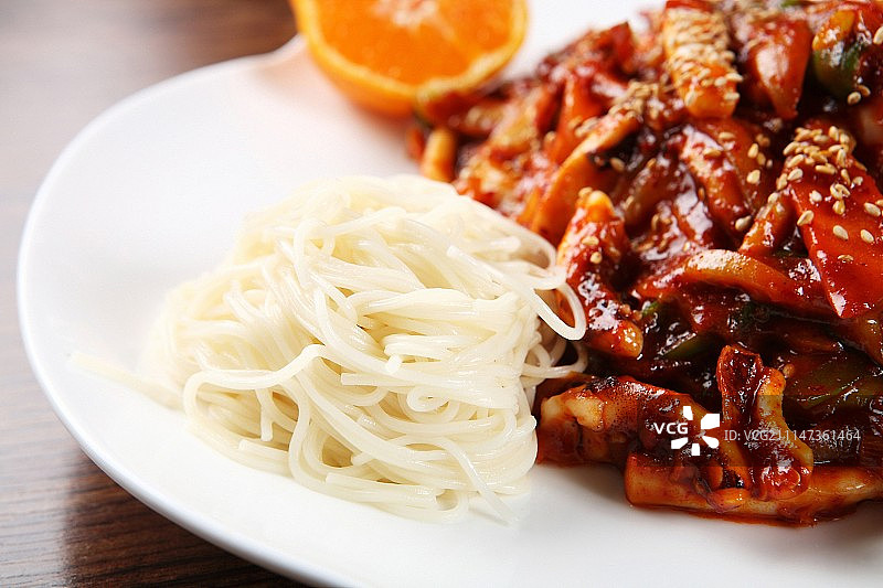 香辣鱿鱼炒面图片素材