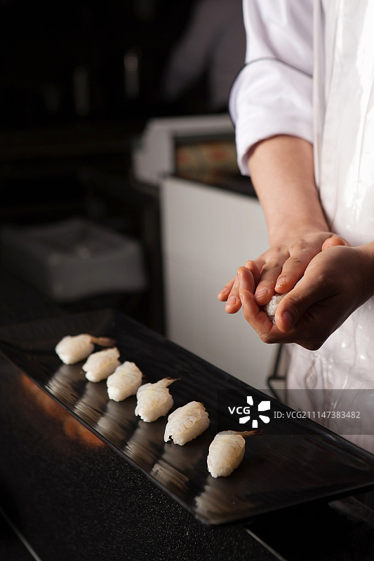 制作寿司：日本料理图片素材