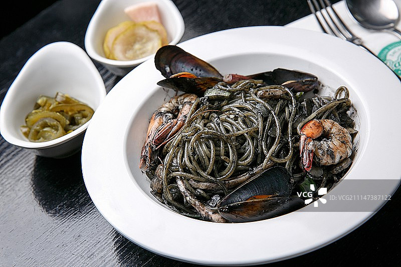 墨鱼汁海鲜意面图片素材