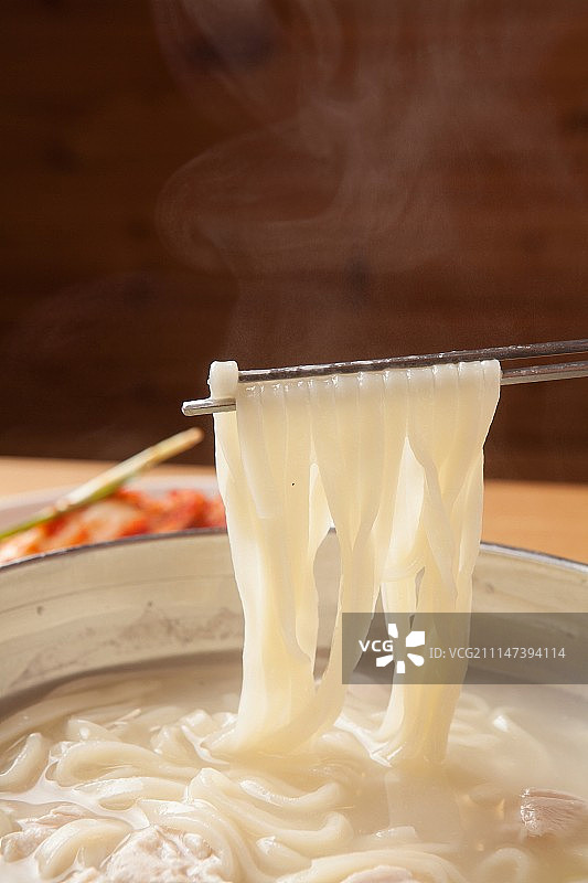 鸡肉面条汤图片素材