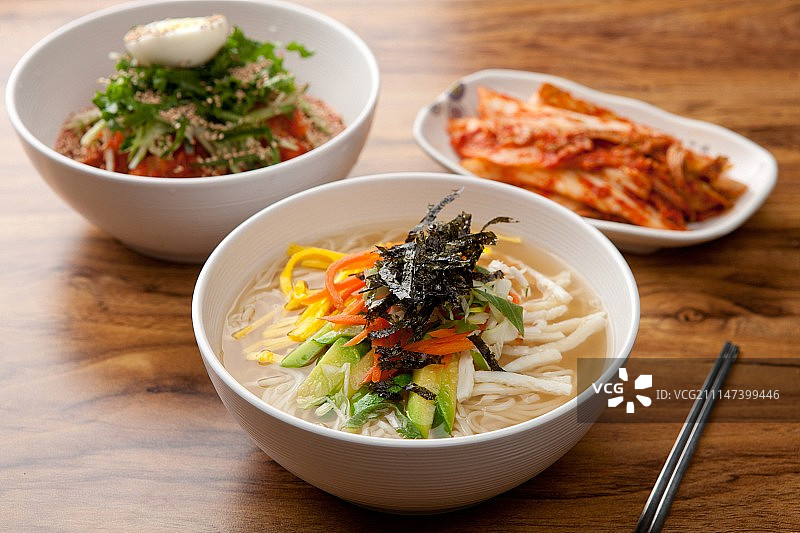 干燥的凤尾鱼汤面图片素材