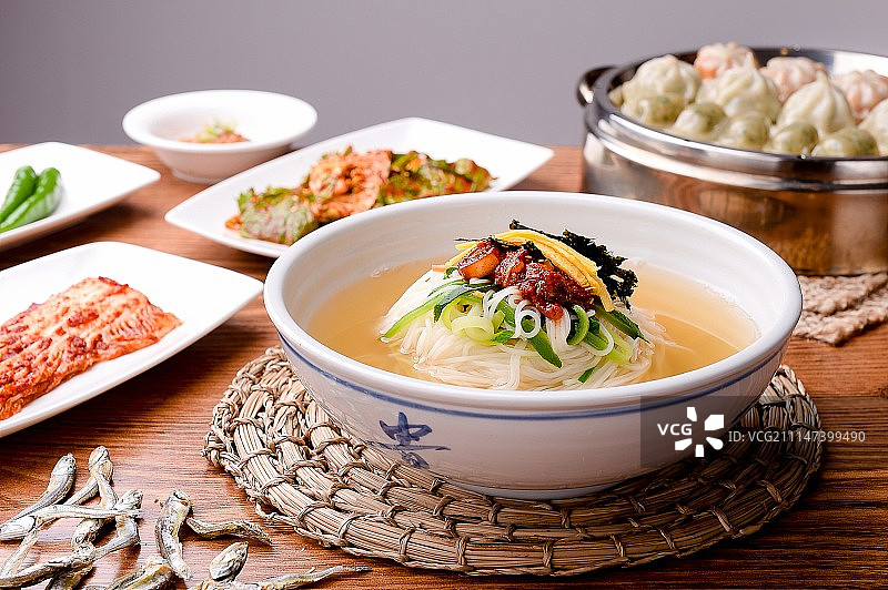 干燥的凤尾鱼汤面图片素材