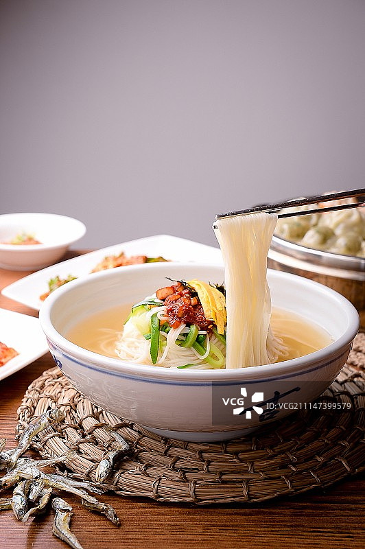 干燥的凤尾鱼汤面图片素材