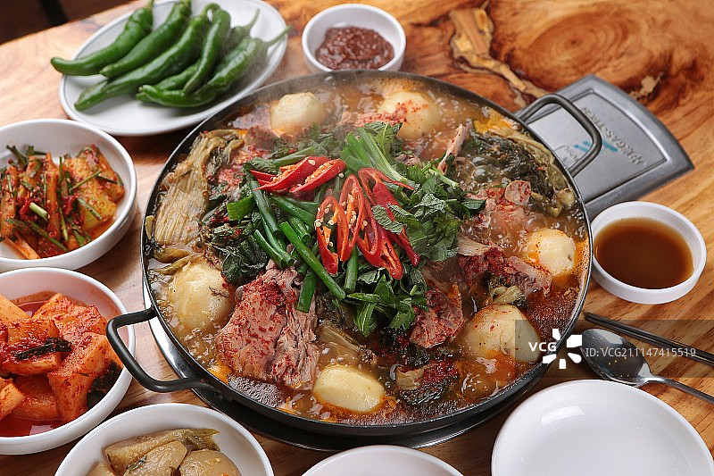 土豆炖猪脊骨图片素材