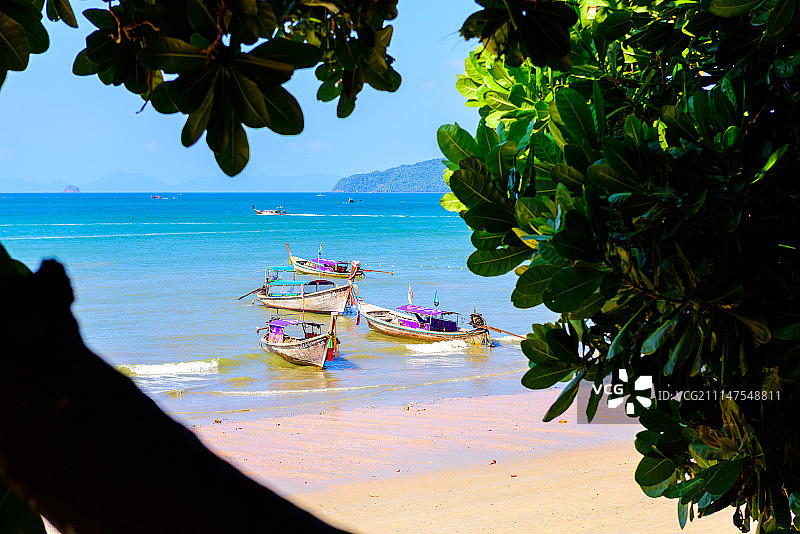 安达曼海上的船只图片素材