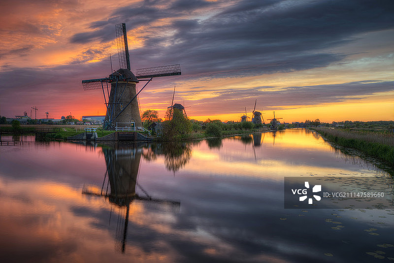 小孩堤防风车图片素材