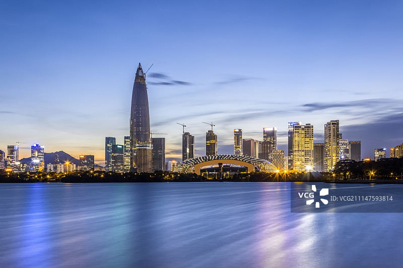 深圳夜间高层建筑景观图片素材