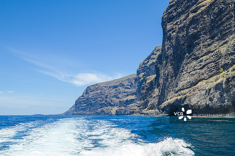 特内里费岛的蓝色海洋与自然风光：壮丽的悬崖和阳光图片素材