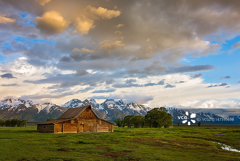 暴风雨前图片素材